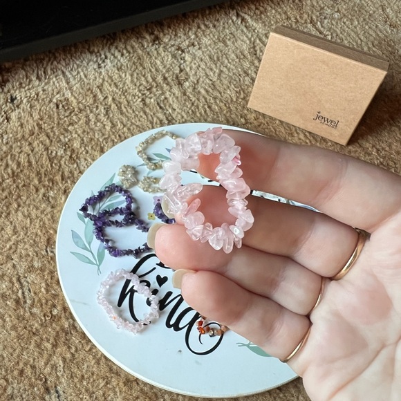 Set of 8 bracelets and 10 rings Natural Crystal Chakra Gemstone Crystal Chip. - Picture 5 of 17